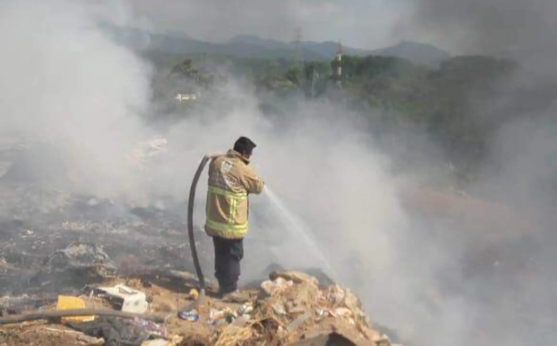 bombero apagando incendio